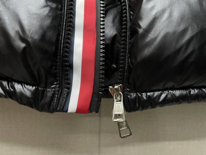 モンクレール「Moncler」 トリカラーテープ マヤ フード付きダウンジャケット